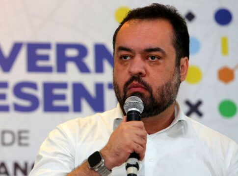 escanteado-por-bolsonaro,-governador-do-pl-faz-acerto-com-flavio