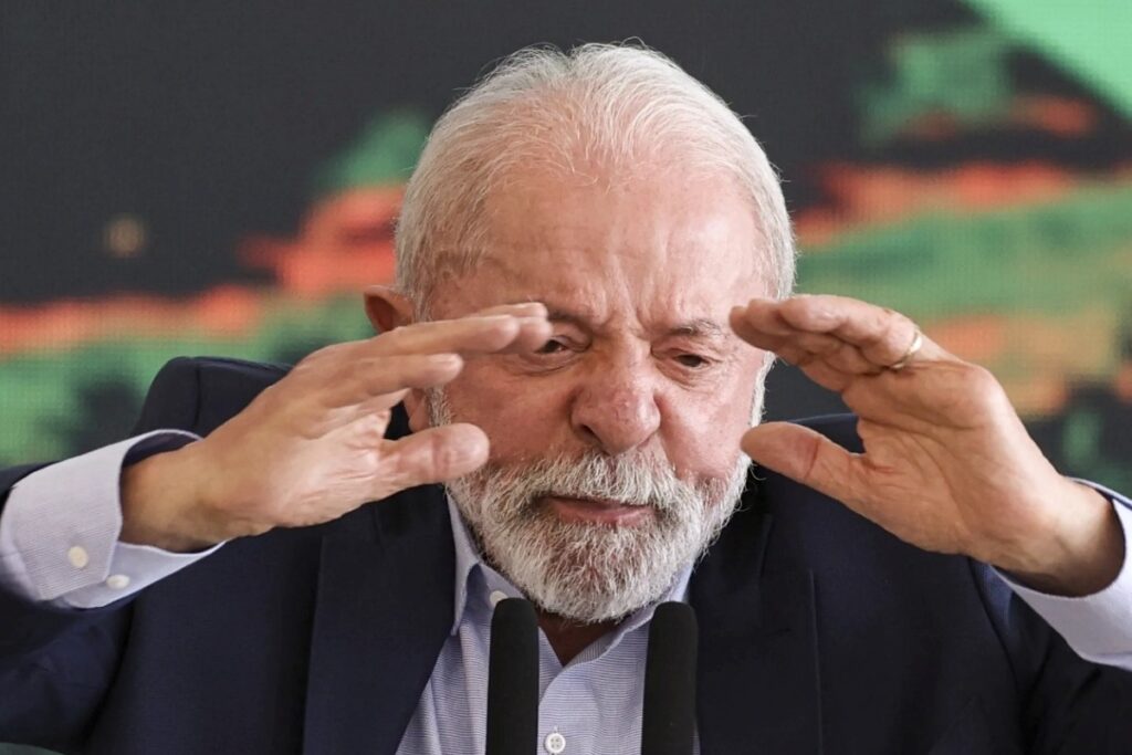 a-bola-esta-nos-pes-de-lula-para-que-ele-bata-o-penalti-sem-goleiro