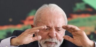 a-bola-esta-nos-pes-de-lula-para-que-ele-bata-o-penalti-sem-goleiro