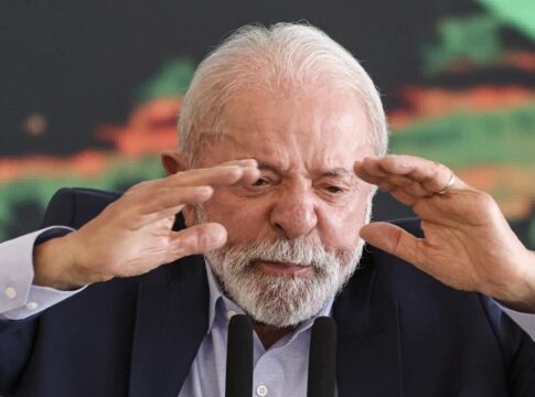 a-bola-esta-nos-pes-de-lula-para-que-ele-bata-o-penalti-sem-goleiro