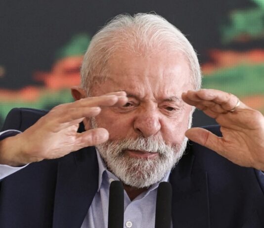 a-bola-esta-nos-pes-de-lula-para-que-ele-bata-o-penalti-sem-goleiro