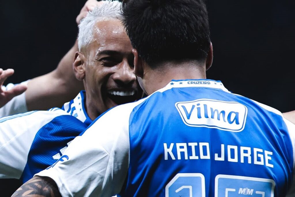 pela-lideranca,-cruzeiro-busca-quebrar-tabu-contra-o-flu-no-maracana