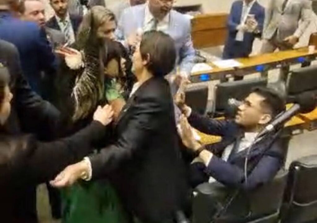 camara:-xakriaba-e-kataguiri-batem-boca-em-plenario-e-policia-intervem