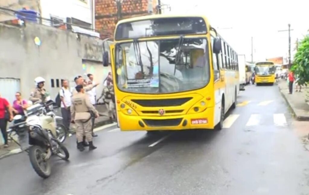 homem-tenta-assaltar-onibus-e-e-morto-a-tiros-por-passageiro