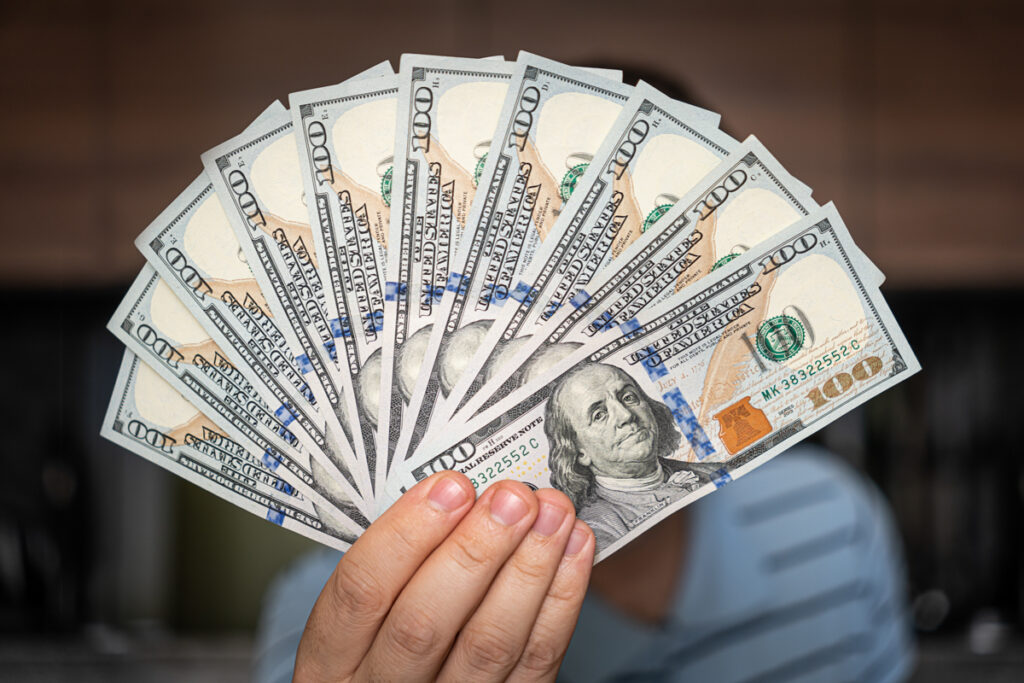 dolar-cai-e-bolsa-fica-estavel-apesar-do-iof-e-do-tarifaco-de-trump