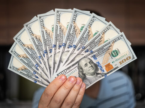 dolar-cai-e-bolsa-fica-estavel-apesar-do-iof-e-do-tarifaco-de-trump