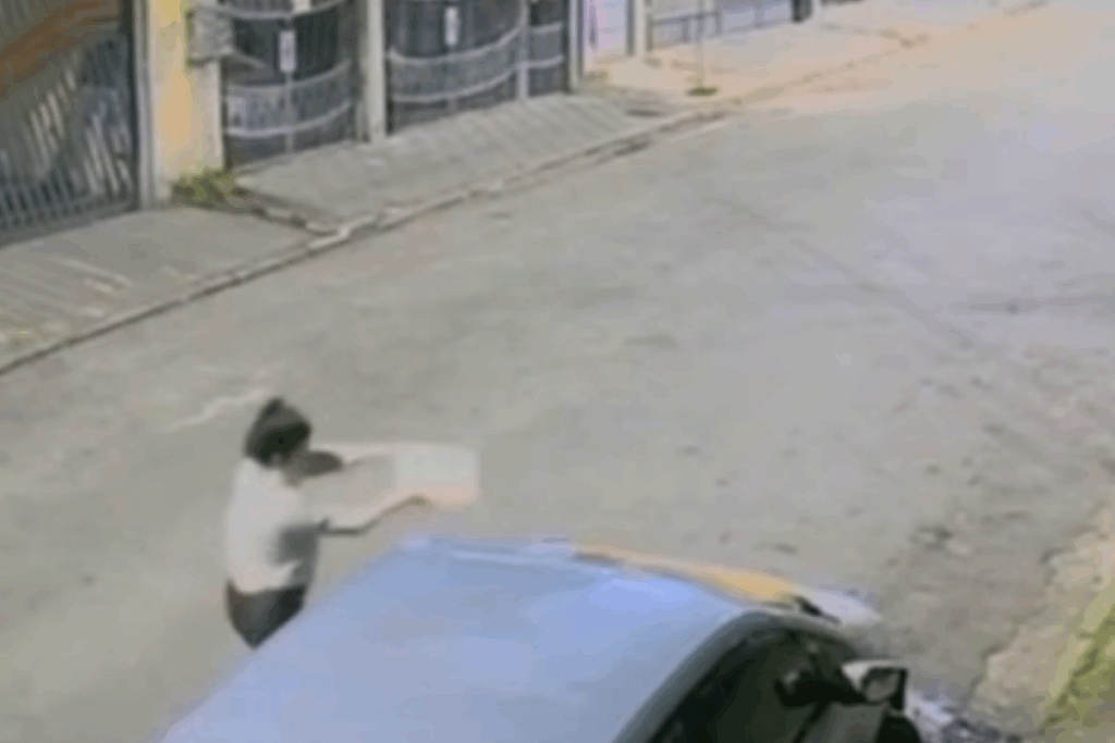 mulher-taca-fogo-em-carro-de-namorado-apos-descobrir-traicao.-veja
