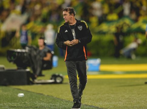 cuca-diz-que-atletico-mg-melhorou-apos-expulsao:-“sofreu-menos”