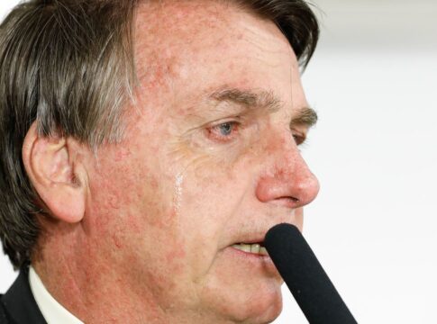 pf-cumpre-mandados-na-casa-de-jair-bolsonaro,-que-usara-tornozeleira