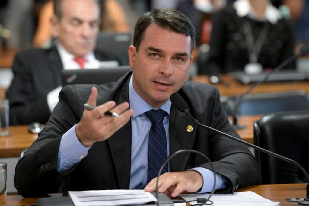flavio-chama-operacao-da-pf-de-“humilhacao”-e-diz:-“fica-firme,-pai”