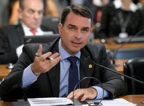 flavio-chama-operacao-da-pf-de-“humilhacao”-e-diz:-“fica-firme,-pai”