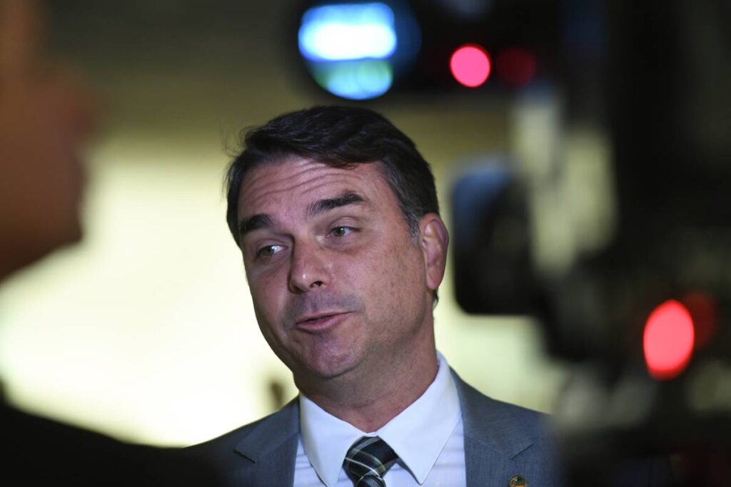 apos-operacao-contra-o-pai,-flavio-pede-que-trump-suspenda-tarifaco