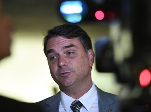 apos-operacao-contra-o-pai,-flavio-pede-que-trump-suspenda-tarifaco