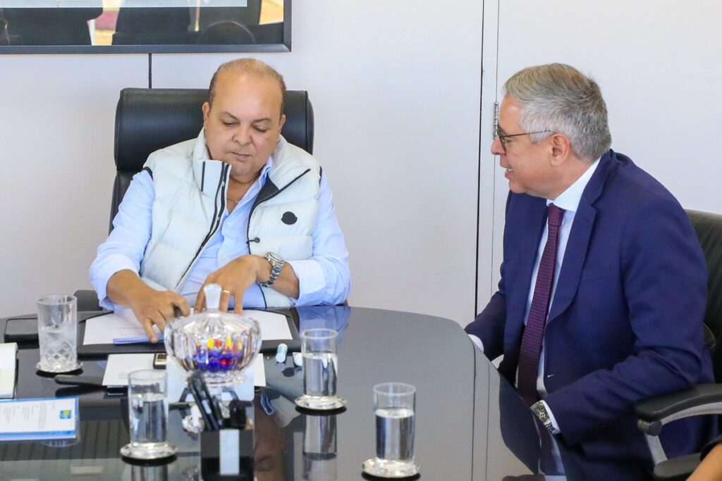 ibaneis-sanciona-leis-para-advogados-ao-lado-de-presidente-da-oab-df