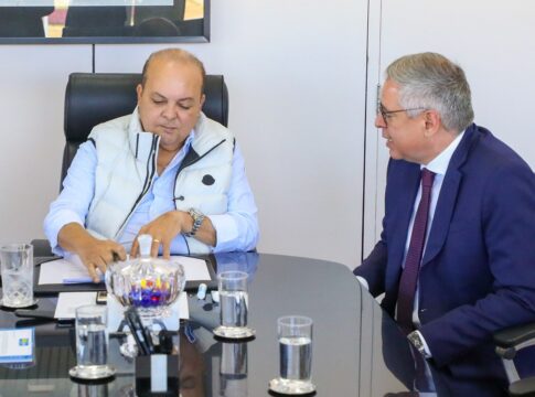 ibaneis-sanciona-leis-para-advogados-ao-lado-de-presidente-da-oab-df