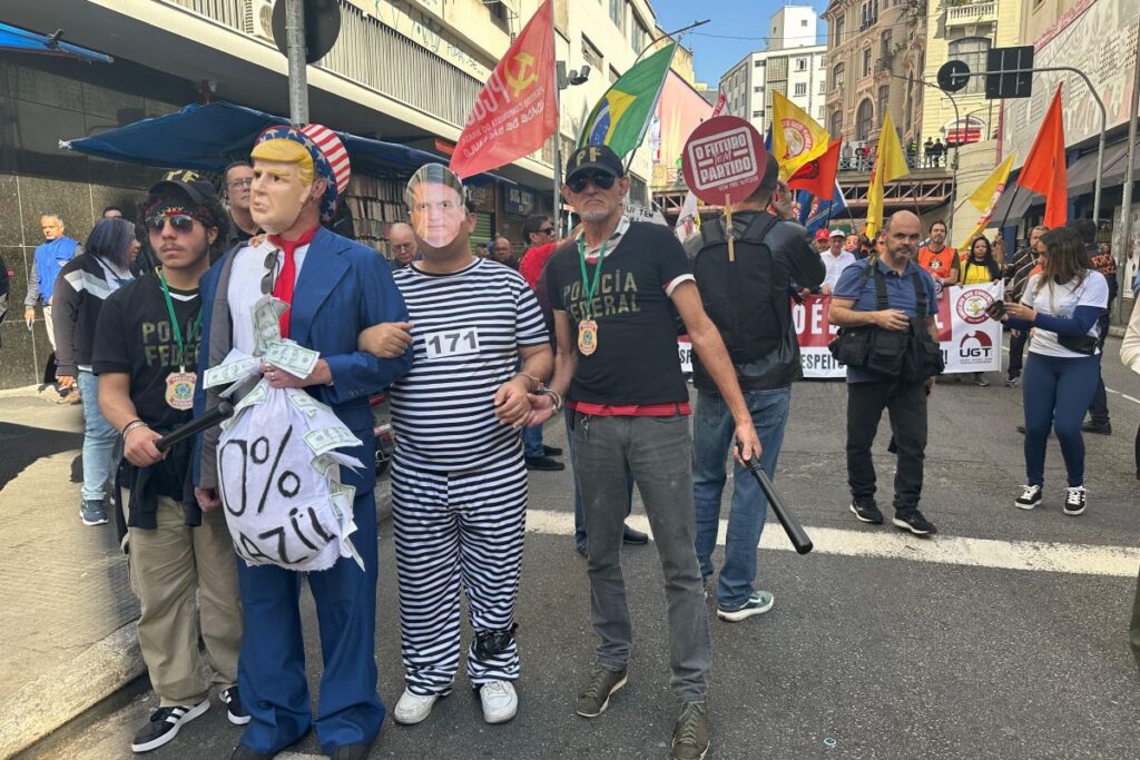 25-de-marco:-ato-contra-trump-tem-bolsonaro-preso-e-bandeira-comunista