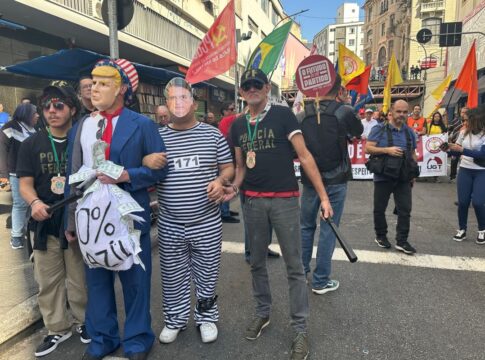 25-de-marco:-ato-contra-trump-tem-bolsonaro-preso-e-bandeira-comunista