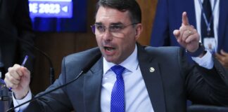 em-dia-de-operacao-contra-jair-bolsonaro,-flavio-desembarca-na-europa