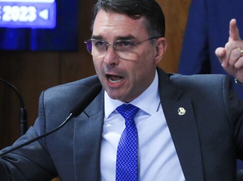 em-dia-de-operacao-contra-jair-bolsonaro,-flavio-desembarca-na-europa