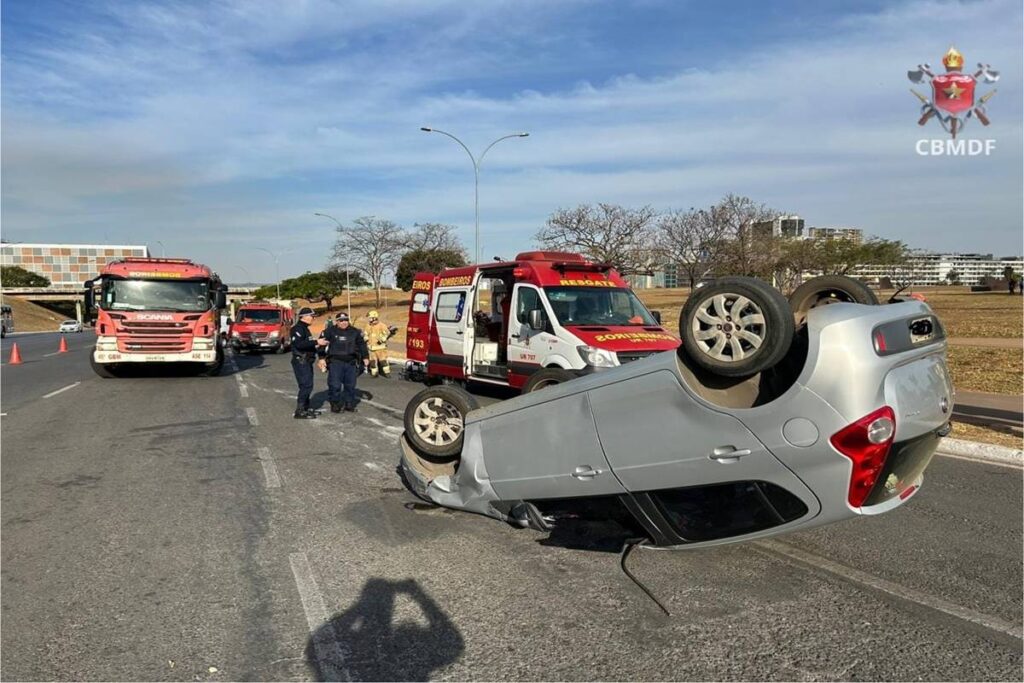 acidente:-colisao-entre-carros-faz-veiculo-capotar-no-eixo-monumental