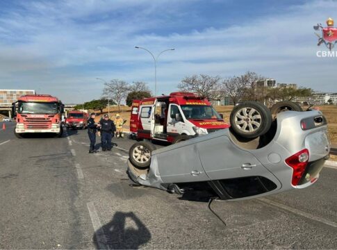 acidente:-colisao-entre-carros-faz-veiculo-capotar-no-eixo-monumental
