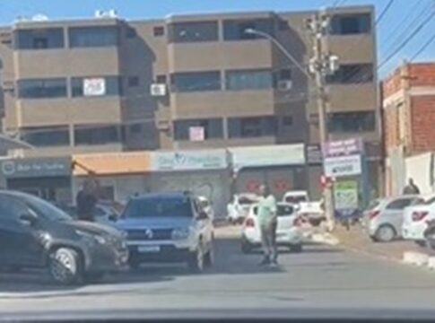 video:-homem-destroi-carro-de-motorista-de-app-com-machadinha-no-df
