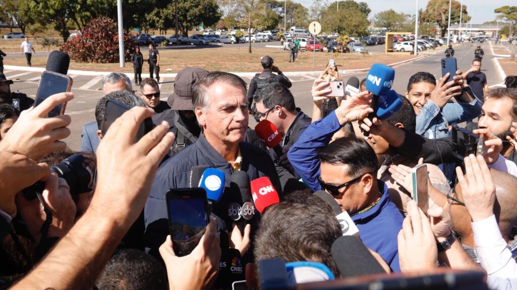 alerta-a-bolsonaro:-o-melhor-e-ja-ir-se-acostumando-as-restricoes