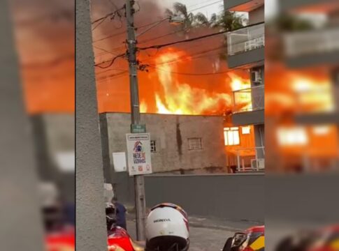 casa-de-madeira-e-destruida-por-incendio-em-santa-catarina