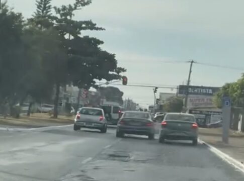 video:-briga-de-transito-tem-perseguicao,-fechada-e-bate-boca-na-rua