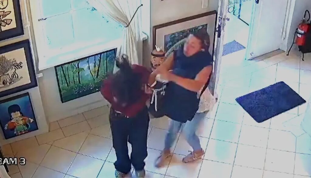 estudante-e-agredida-na-rua-por-estar-sem-sutia:-“voce-vai-morrer”