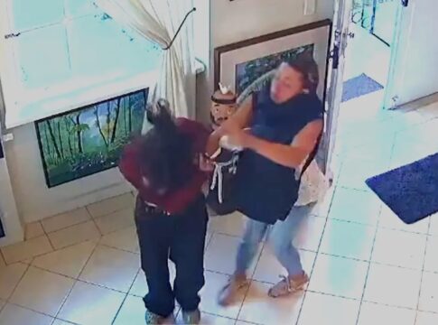estudante-e-agredida-na-rua-por-estar-sem-sutia:-“voce-vai-morrer”