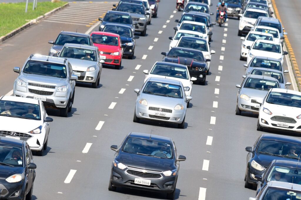 carro-em-alta-velocidade-na-contramao-atinge-dois-veiculos-na-eptg