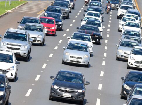 carro-em-alta-velocidade-na-contramao-atinge-dois-veiculos-na-eptg