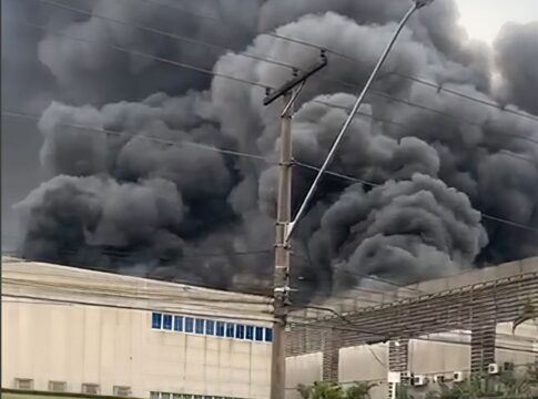 incendio-atinge-galpoes-comerciais-em-barueri,-na-grande-sao-paulo