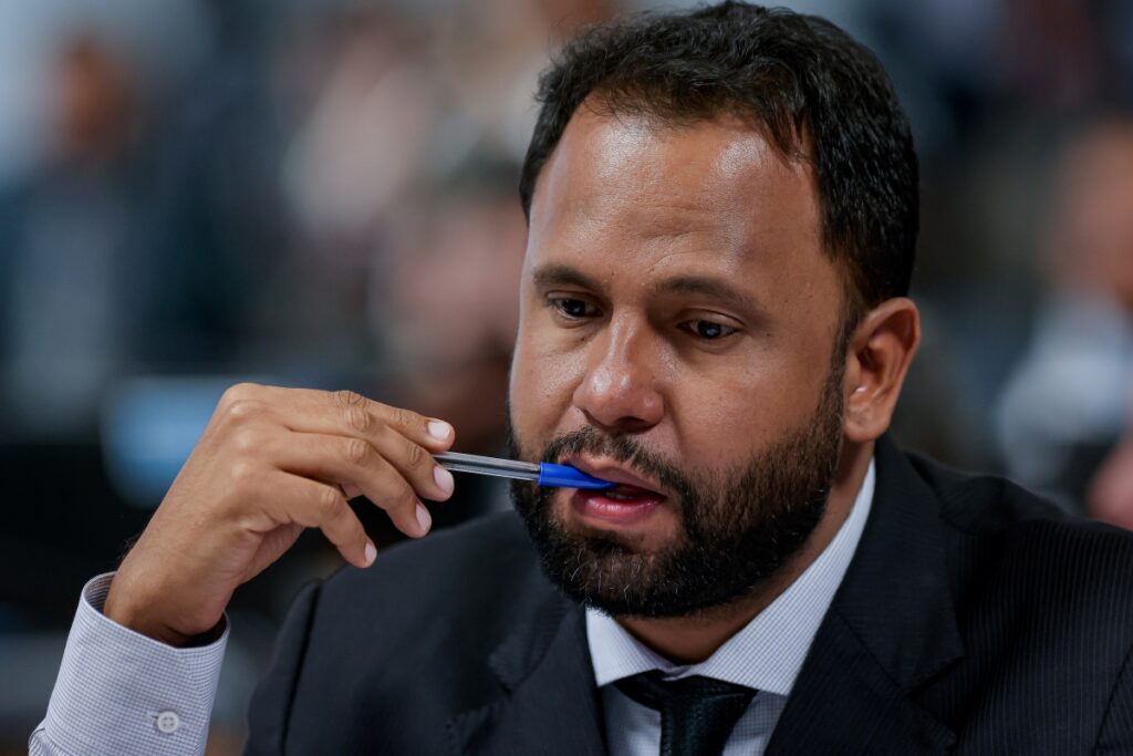 deputado-do-psol-quer-lei-para-cassar-quem-“trair-soberania”