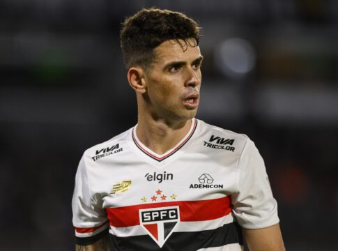 oscar-tem-fratura-na-regiao-lombar-e-vira-desfalque-no-sao-paulo