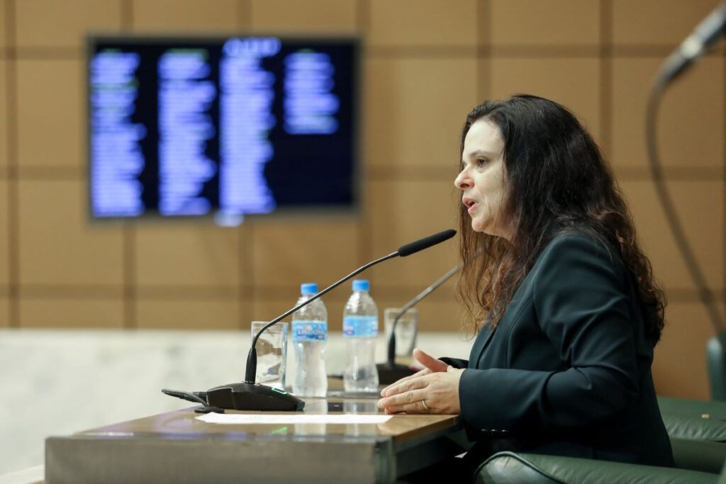 janaina-paschoal-alerta-eduardo-bolsonaro-sobre-“ajudar”-lula:-reflita