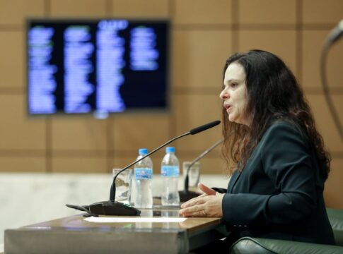 janaina-paschoal-alerta-eduardo-bolsonaro-sobre-“ajudar”-lula:-reflita
