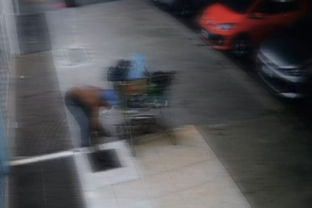 homem-e-filmado-furtando-tampa-de-bueiro-no-df-e-e-preso-em-seguida