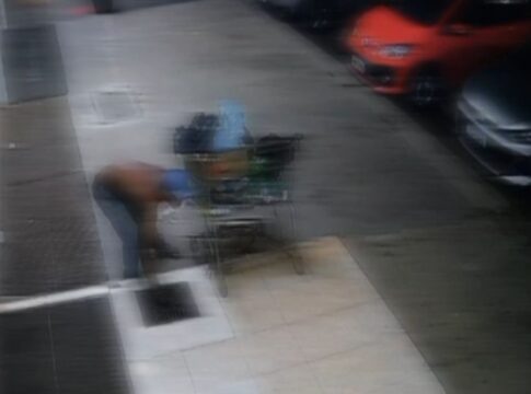 homem-e-filmado-furtando-tampa-de-bueiro-no-df-e-e-preso-em-seguida