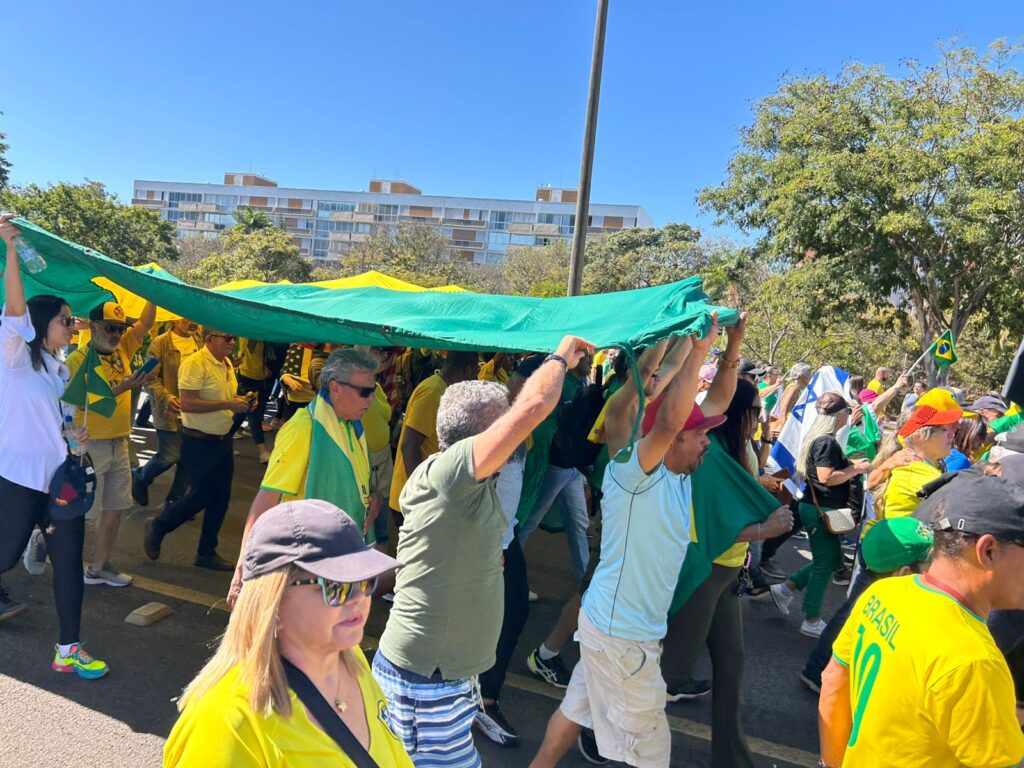 apos-ato,-manifestantes-se-reunem-na-porta-do-condominio-de-bolsonaro