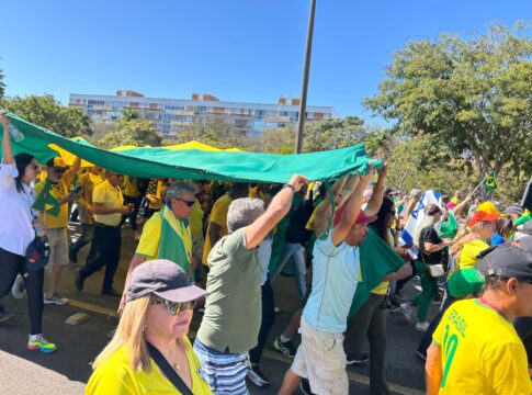 apos-ato,-manifestantes-se-reunem-na-porta-do-condominio-de-bolsonaro