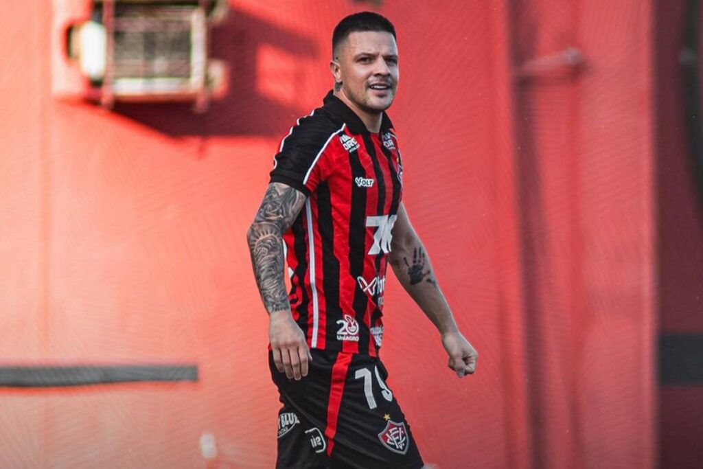 vitoria-vence-bragantino-e-sai-da-zona-de-rebaixamento
