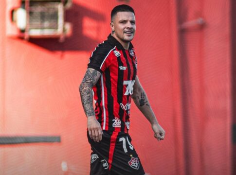 vitoria-vence-bragantino-e-sai-da-zona-de-rebaixamento