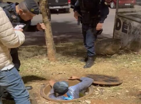 video:-homem-e-detido-dentro-de-buraco-furtando-cabos-em-aguas-claras