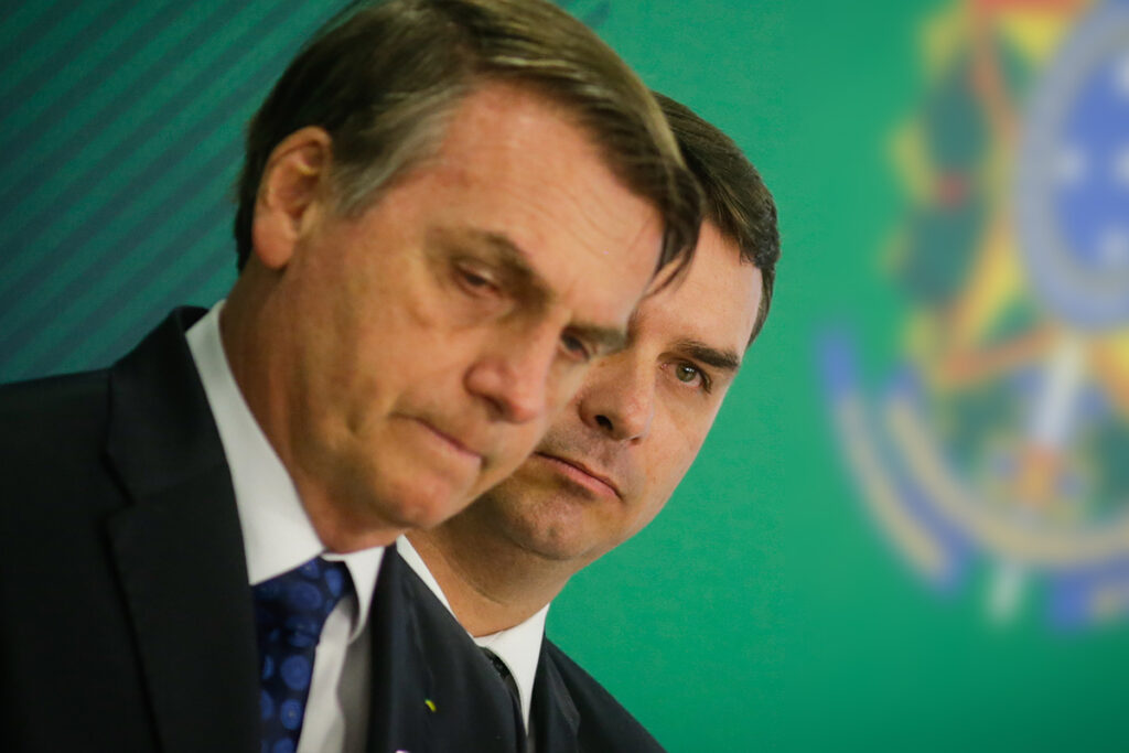 fora-do-brasil,-flavio-se-manifesta-apos-acao-da-pf-contra-bolsonaro