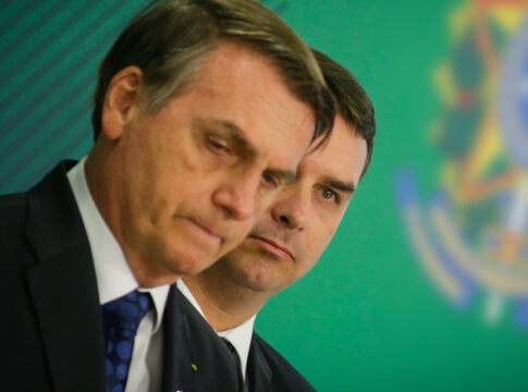 fora-do-brasil,-flavio-se-manifesta-apos-acao-da-pf-contra-bolsonaro