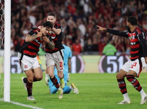 com-gol-de-pedro,-flamengo-vence-fluminense-e-se-firma-em-2o