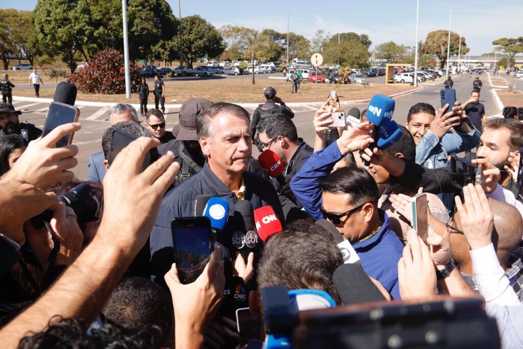 moraes-proibiu-bolsonaro-de-falar-com-191-pessoas,-veja-lista