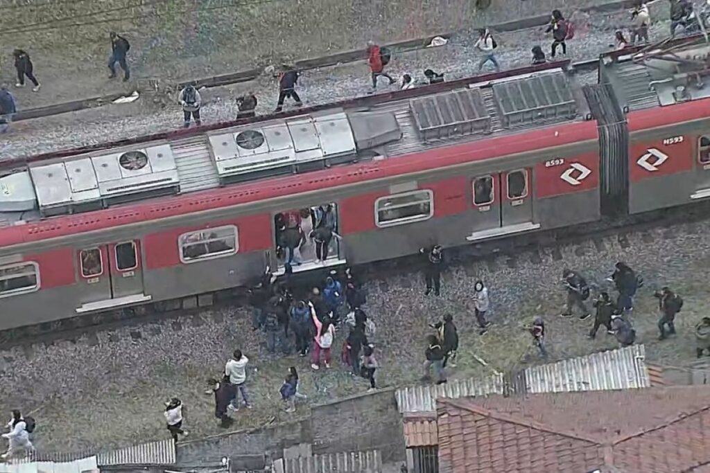 cptm:-passageiros-caminham-nos-trilhos-da-linha-12-apos-falha-em-trem